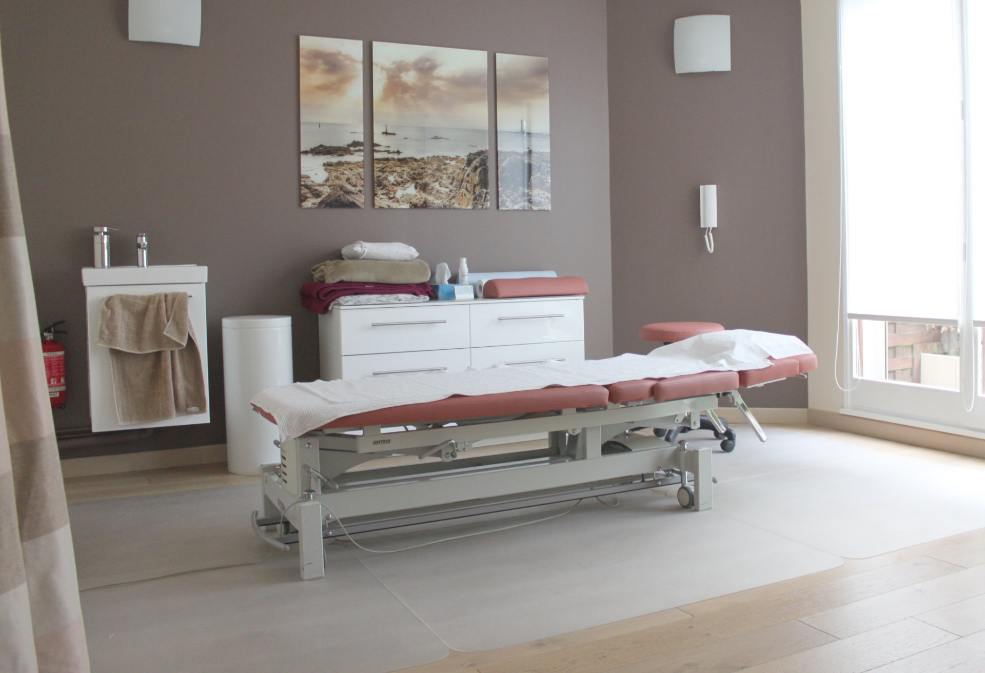 Cabinet d'ostéopathie moderne avec table de consultation et équipement professionnel